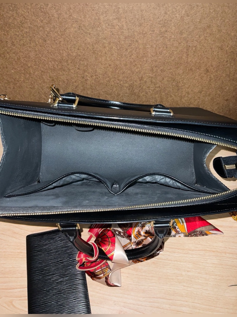 ✅LOUIS VUITTON Black Epi Leather Bag
AUTHENTIC SET - Picture 5 of 16